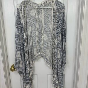 En Creme Blue and White Patterned Top